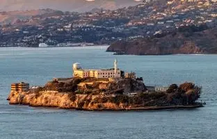 جزیره‌ی آلکاتراز؛ خانه‌ی بدنام‌ترین زندانیان آمریکا + ویدئو