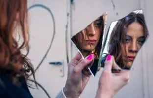 پدر و مادرها بدانند! چرا بعضی نوجوانان چهره خودشان را تحمل نمی‌کنند؟ + ویدئو