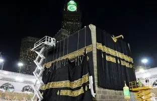 پردهٔ جدید خانهٔ خدا نصب شد+ ویدئو