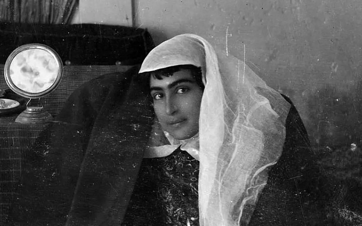 عکس آتلیه‌ای یک خانوادۀ ایرانی در دوران قاجار 