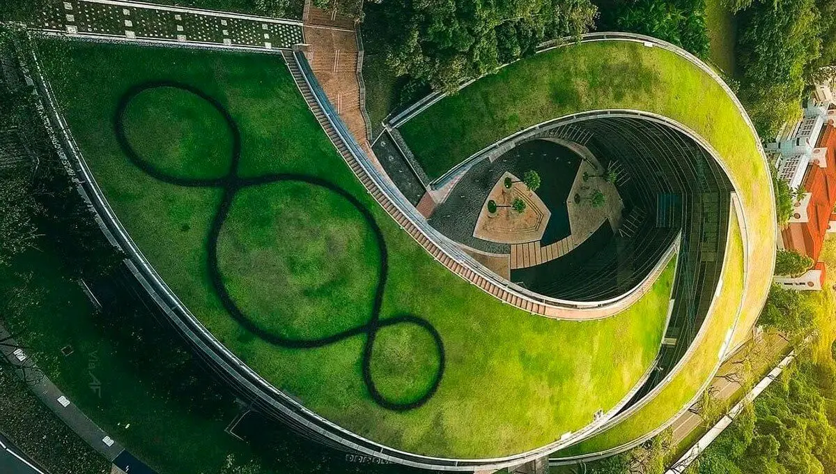 ساختمان این دانشگاه یک اثر هنری معماری مهندسی است 