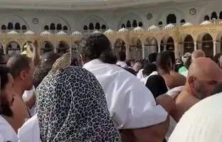  نشستن گنجشک روی سر یک زن هنگام طواف کعبه + ویدئو
