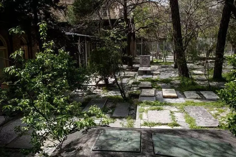قبرستان ظهیرالدوله کجاست و کدام مشاهیر ایران در آن مدفون هستند؟