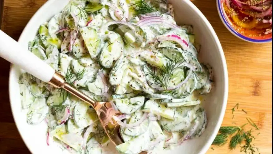 خوشمزه بپزید؛ طرز تهیه سالاد خیار و پیاز رژیمی + ویدئو