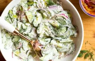 خوشمزه بپزید؛ طرز تهیه سالاد خیار و پیاز رژیمی + ویدئو