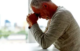 چگونه آلزایمر بر توانایی تکلم بیماران تأثیر می‌گذارد؟