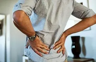 چرا ناگهان به کمردرد دچار می‌شویم؟ بررسی علل و روش‌های درمان