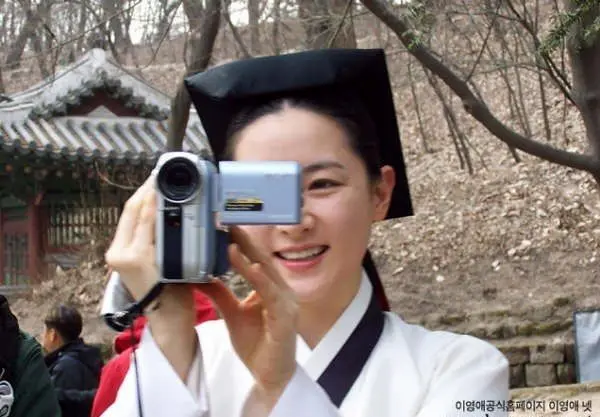 عکس‌های پشت‌صحنۀ «جواهری در قصر»؛ از آرایش یانگوم تا آبنبات‌خوری عوامل + عکس