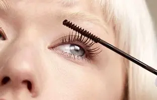 راهنمای خرید بهترین ریمل حجم دهنده برای درخشش در عید ۱۴۰۴