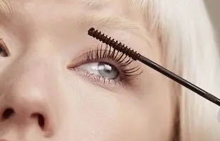 راهنمای خرید بهترین ریمل حجم دهنده برای درخشش در عید ۱۴۰۴