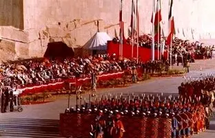 هدیه پهلوی به مهمان‌های جشن‌های ۲۵۰۰ ساله در ایران؛ مدال ۱۳۶ گرمی نقره ۲۰۰ ریالی + ویدئو