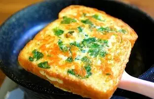طرز تهیه یک صبحانه ساده با نان تست در 5 دقیقه به روش آشپز چینی + ویدئو