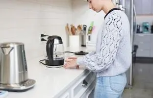چرا چای سازم روشن نمی شه ؟ + دلایل و راه‌ حل‌ های ساده برای رفع مشکل
