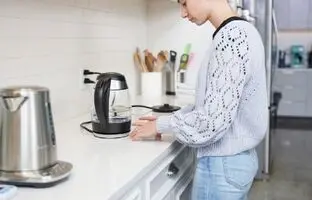 چرا چای سازم روشن نمی شه ؟ + دلایل و راه‌ حل‌ های ساده برای رفع مشکل
