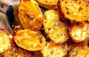 طرز تهیه سیب زمینی کریسپی پارمسانی با یک سس جذاب! 