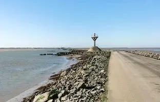 جاده عجیبی در فرانسه که هر روز دوبار زیرآب می رود! +ویدئو