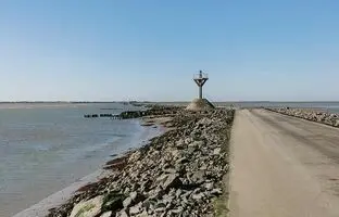 جاده عجیبی در فرانسه که هر روز دوبار زیرآب می رود! +ویدئو