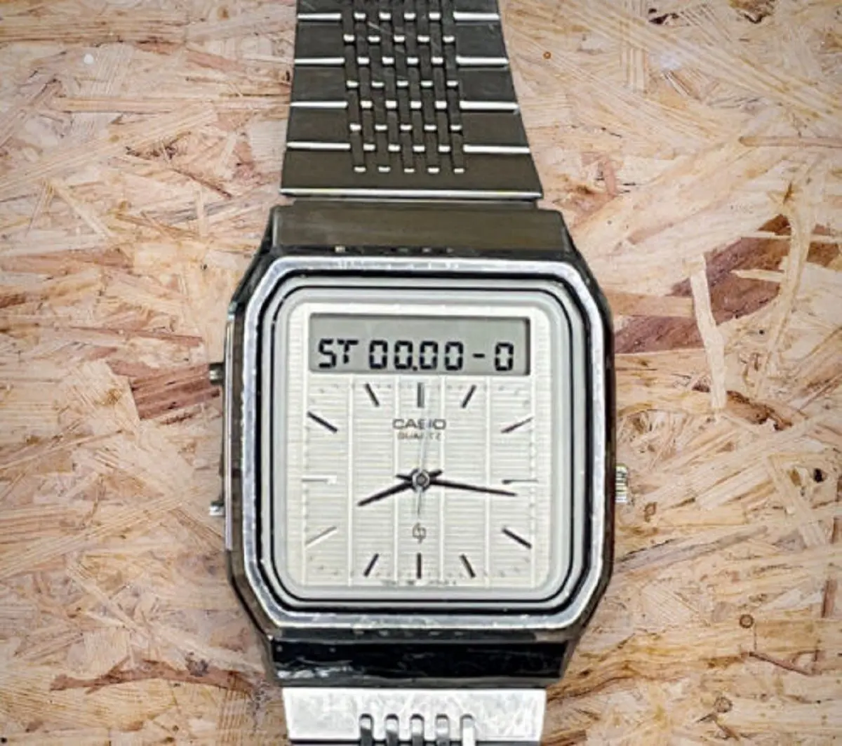 ساعت مچی ژاپنی با ماشین حساب لمسی 40 سال پیش + ویدئو