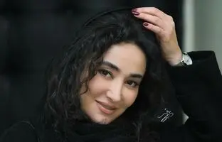 استایل بهاری ۱۴۰۴؛ گالری‌گردی بهاره افشاری با یک تیپ خاص