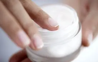 بهترین کرم‌های روشن‌کننده پوست؛ این ۵ مدل را امتحان کنید!