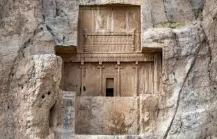 چرا آرامگاه داریوش بزرگ جای ۹ قبر دارد؟