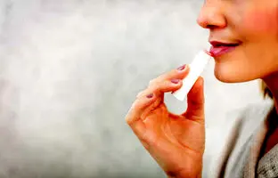 بالم لب موجب خشکی لب‌ها می‌شود؟ | جایگزینی برای مرطوب نگه داشتن آنها