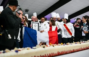 رکورد بزرگ‌ترین کیک توت‌فرنگی جهان شکست + ویدئو