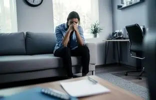 ۴ نشانه که می‌گویند باید روانشناس خود را عوض کنید