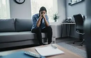 ۴ نشانه که می‌گویند باید روانشناس خود را عوض کنید