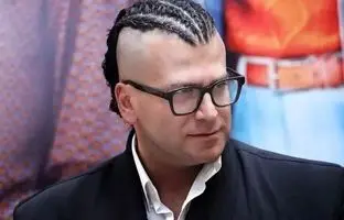 «جواد جوادی» (فصل سوم بچه مهندس) در کنار پدر و مادرش