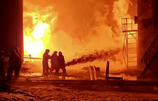 آتش‌سوزی طبقات مرکز تجاری کازان روسیه در پی حمله پهپادی اوکراین + ویدئو