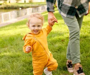 چرا برخی کودکان دیر راه می افتند؟/ ارتباط دیرراه افتادن کودک با تاریخ تولدش!؟