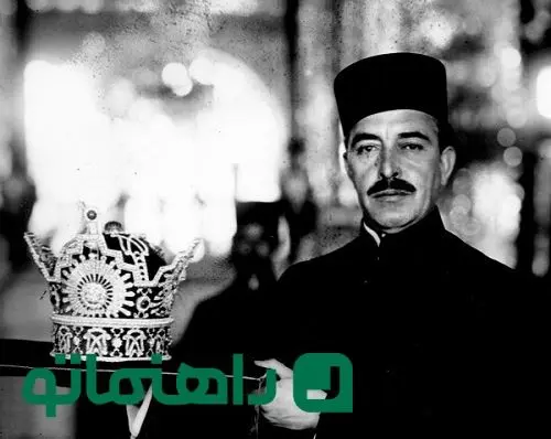 این فرد که تاج رضا خان را در دست دارد کیست؟ + عکس