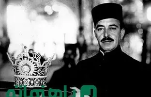 این فرد که تاج رضا خان را در دست دارد کیست؟ + عکس