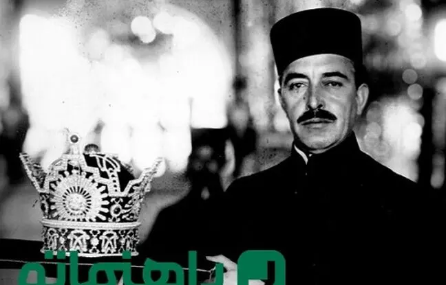 این فرد که تاج رضا خان را در دست دارد کیست؟ + عکس