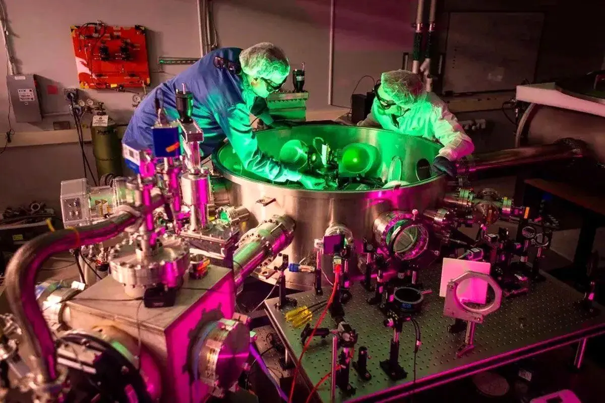 آمریکا قدرتمندترین لیزر خود را آزمایش کرد؛ ۱۰۰ برابر پرتوان‌تر از برق کل زمین!