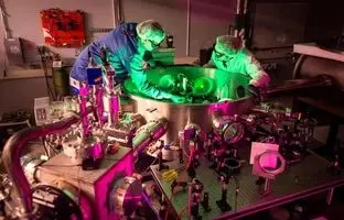 آمریکا قدرتمندترین لیزر خود را آزمایش کرد؛ ۱۰۰ برابر پرتوان‌تر از برق کل زمین!