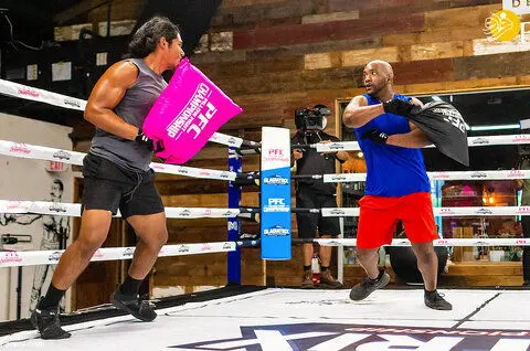 لیگ حرفه‌ای مبارزه با بالش راه‌اندازی شد! +ویدئو