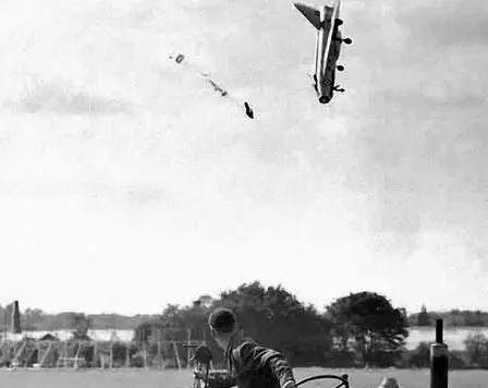 داستان یکی از مشهورترین عکس‌های سقوط جنگنده‌ها