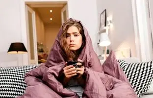 آیا می‌دانستید پریود می‌تواند روی سلامت لثه‌هایتان تأثیر بگذارد؟ 