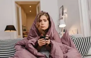 آیا می‌دانستید پریود می‌تواند روی سلامت لثه‌هایتان تأثیر بگذارد؟ 