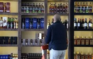شکستن مشروبات الکلی در فرودگاه سوریه به دست مخالفان  + ویدئو
