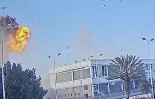 لحظه دقیق انهدام برج مراقبت فرودگاه یمن توسط هواپیماهای اسرائیلی + ویدئو