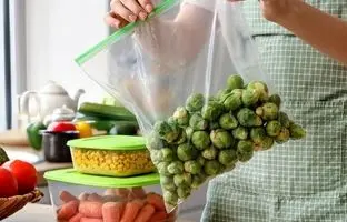 سبزی را چگونه فریز کنیم ؛ خام یا سرخ شده ؟ + آموزش روش صحیح فریز کردن سبزیجات