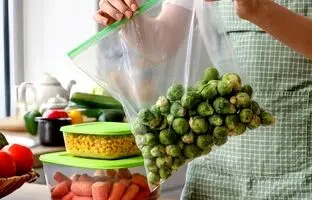 سبزی را چگونه فریز کنیم ؛ خام یا سرخ شده ؟ + آموزش روش صحیح فریز کردن سبزیجات