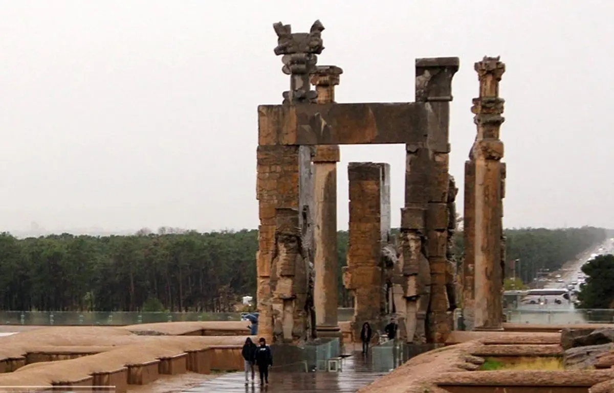 حال و هوای تخت جمشید در یک روز بارانی + تصاویر