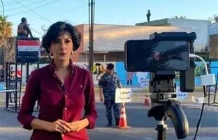 اتفاق عجیب هنگام گزارش زنده خبرنگار ارشد BBC در مرز سوریه با چاشنی عکس صدام حسین! + ویدئو