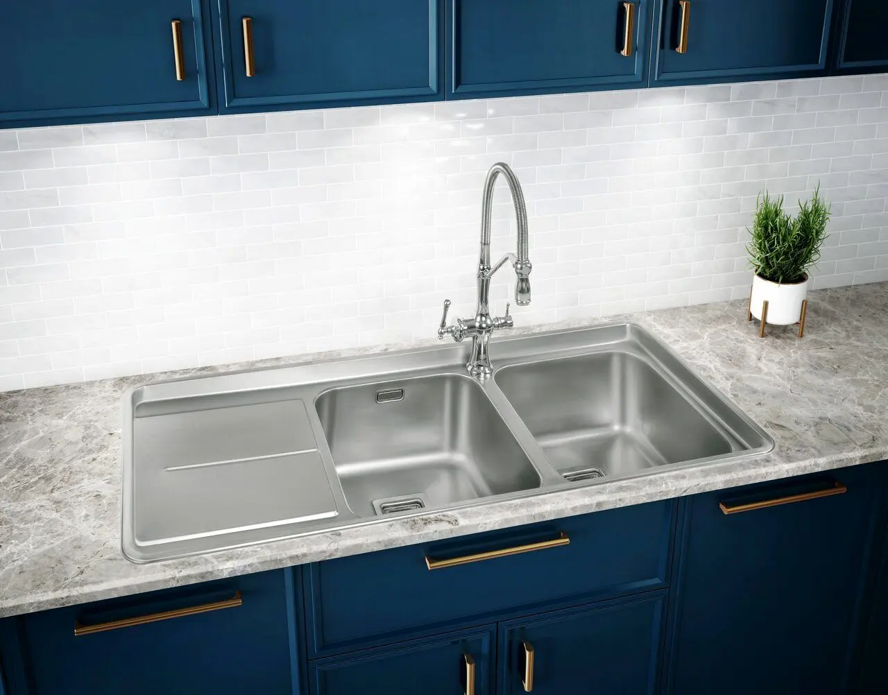 بهترین محلول‌های برای برق انداختن سینک ظرفشویی کدامند؟