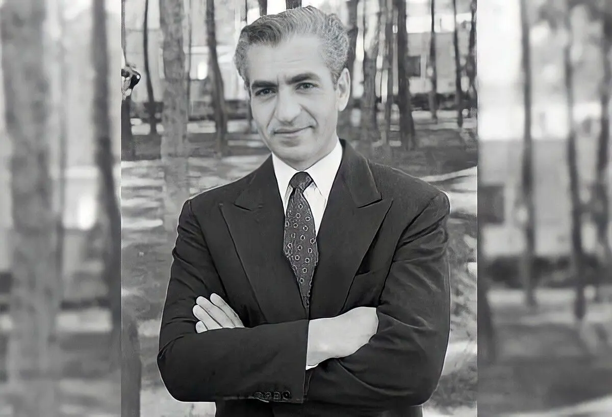 خودروی شاه در بازگشت به تهران و برپایی «طاق نصرت» + عکس