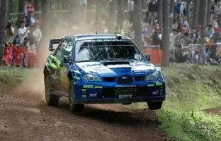 مهارت خیره کننده راننده مسابقات رالی در دنده کشی + ویدئو